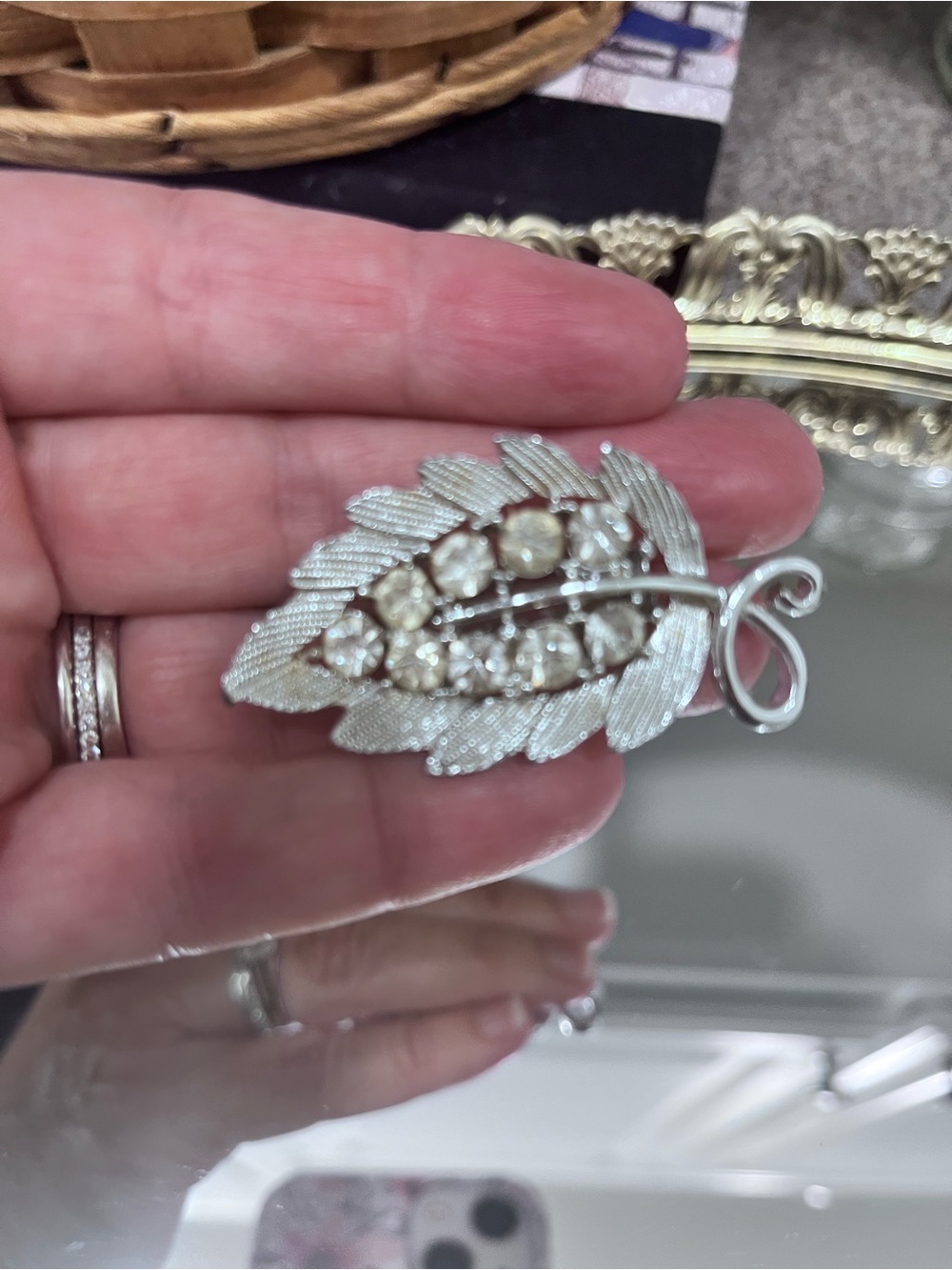 Silver tone Leaf Brooch with Clear& Hint of Yellow Rhinestones Unbranded Fashion